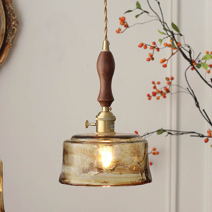 Moderne eklektische Pendelleuchte mit einem Licht aus bernsteinfarbenem Glas und Walnussfarbener Griff für das Wohnzimmer 