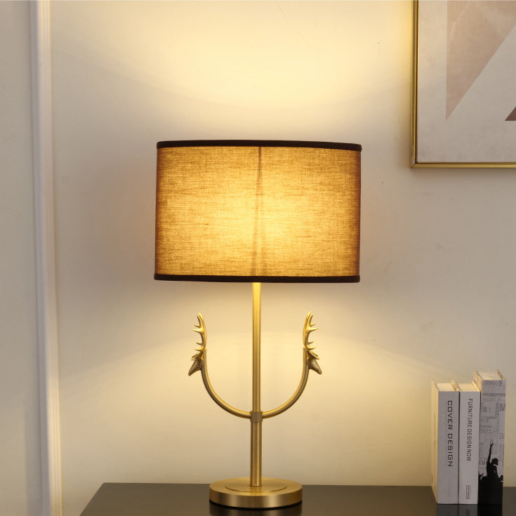 Lámpara de Mesa de 1 Luz con Pantalla de Tela Retro Contemporánea y Cilindro de Latón con Ciervo para Mesita de Noche 
