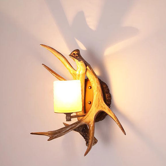 Aplique de pared de 1 luz con pantalla de vidrio de imitación de asta de resina creativa contemporánea para sala de estar 