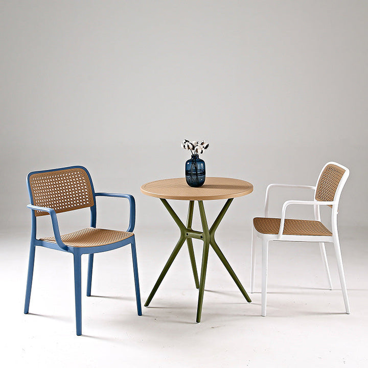 Mesa de café redonda minimalista moderna con marco cruzado de plástico para jardín 