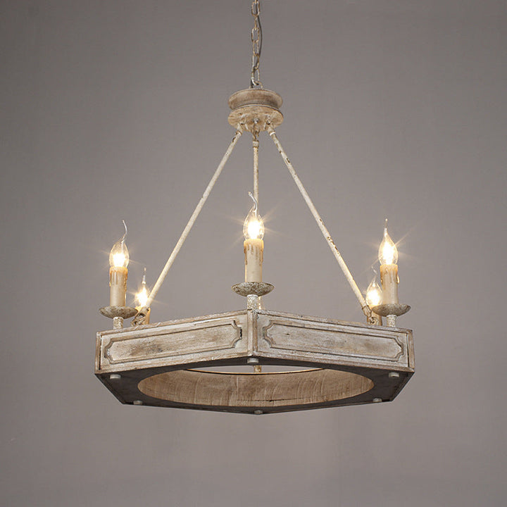 Traditioneller rustikaler Kronleuchter in Distressed-Weiß mit Schnitzdetails aus Holz, Eisen-Akzenten und PC-Balken, sechseckig, 6-flammig, für das Wohnzimmer 
