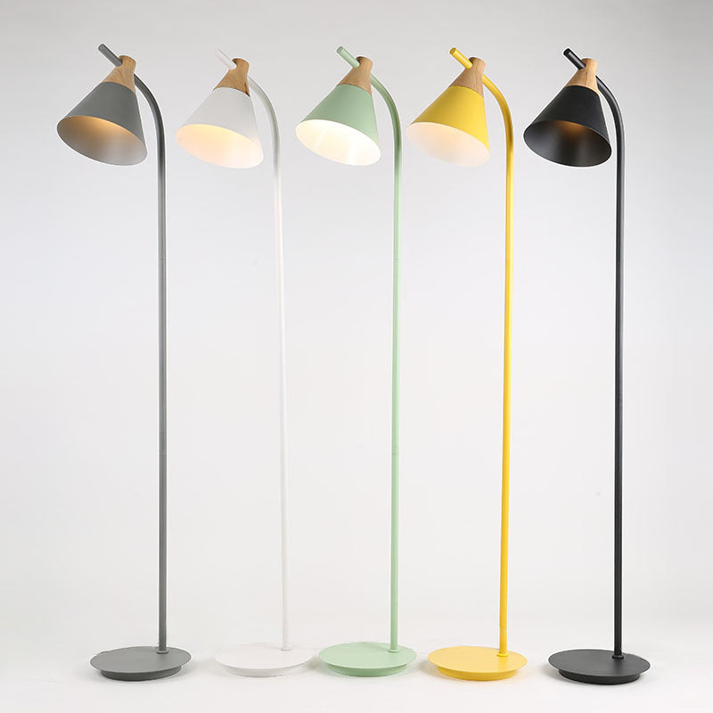 Lampadaire sur pied à 1 lumière avec abat-jour conique macaron créatif nordique 