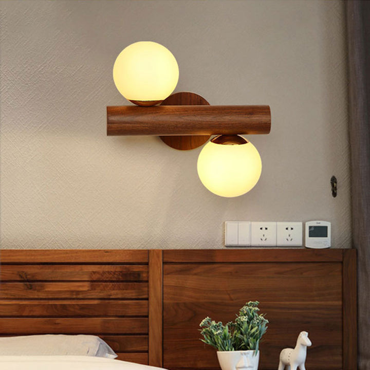 Zeitgenössische skandinavische Zylinderkugel-Wandlampe aus Gummibaumholz mit Glas und 2 Lichtern für das Schlafzimmer 
