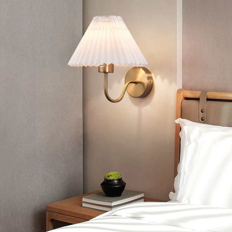 Lámpara de Aplique de Pared de 1 Luz de Tela de Hierro con Base de Disco Plisado Minimalista Moderna para Dormitorio 