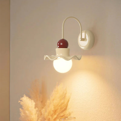 Aplique de pared de 1 luz con base de disco en forma de hoja de loto de bola redonda minimalista moderna de resina PE y hierro para dormitorio 