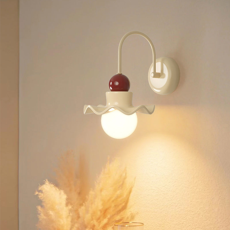 Aplique de pared de 1 luz con base de disco en forma de hoja de loto de bola redonda minimalista moderna de resina PE y hierro para dormitorio 