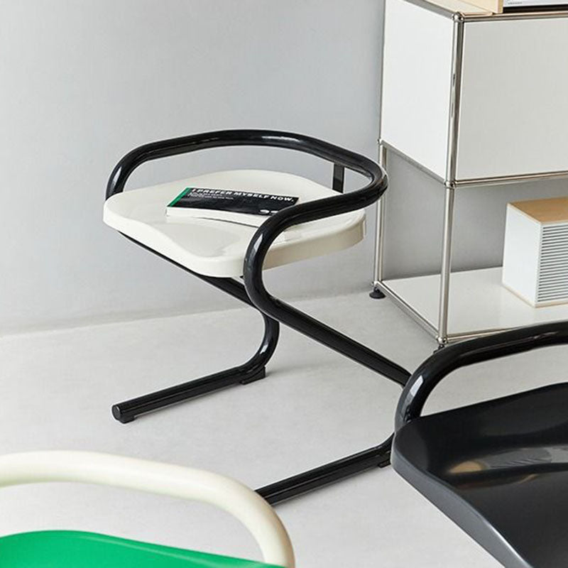 Chaise de salle à manger moderne mi-siècle avec cadre incurvé en plastique ABS et métal, dossier et accoudoirs 