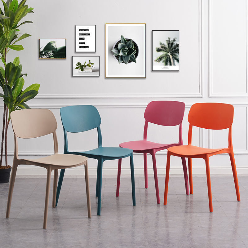 Chaise de salle à manger empilable carrée en plastique macaron nordique contemporain avec dossier ouvert pour salle à manger 