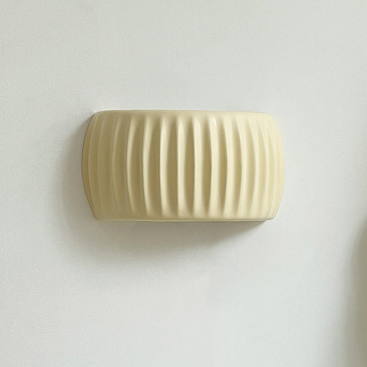 Lámpara de Aplique de Pared de 2 Luces con Pantalla Semicircular de Resina Acanalada Crema Nórdica Contemporánea para Dormitorio 