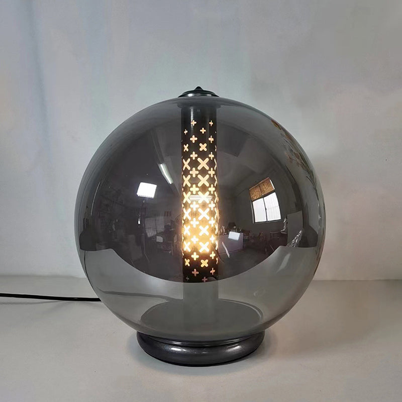 Moderne minimalistische geometrische rauchgraue Glas-Hardware-LED-Tischlampe für das Home Office 