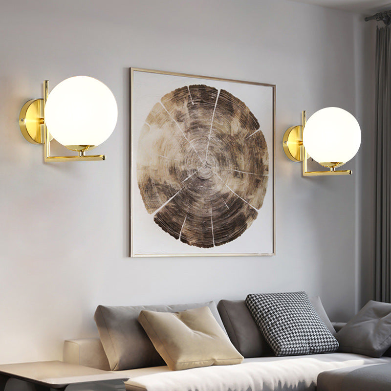 Applique murale contemporaine en métal nordique avec boule en verre à 1 lumière pour chevet 