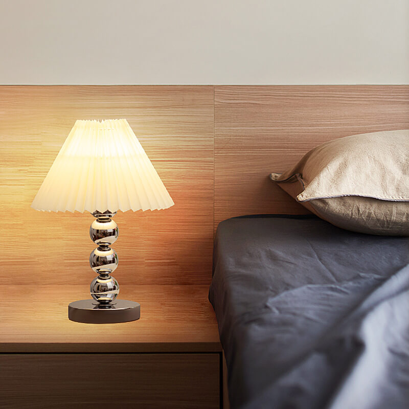 Zeitgenössische skandinavische Kegelrunde Hardware Stoff 1-Licht Tischlampe für das Schlafzimmer 