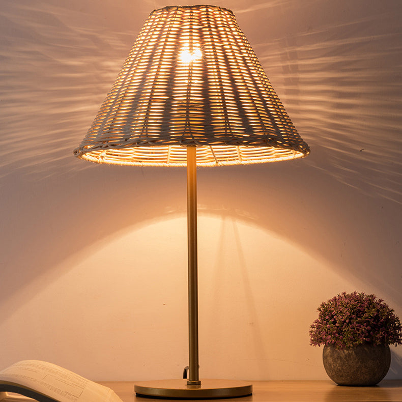 Lampe de table contemporaine Boho ronde à base cylindrique trapézoïdale en rotin et métal à 1 lumière pour chambre 