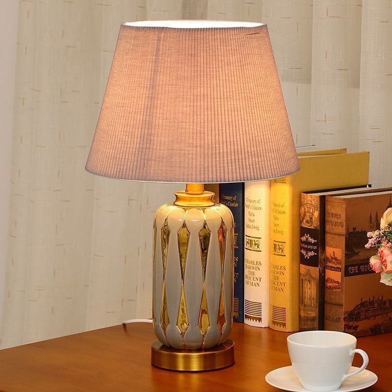 Moderne Luxus-Trapezvase Basis Keramik Stoff 1-Licht Tischlampe für Schlafzimmer 