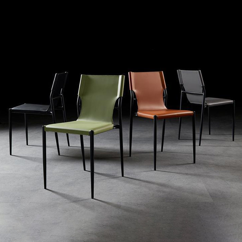 Silla de comedor apilable con respaldo de cuero nórdico contemporáneo y acero al carbono para comedor 