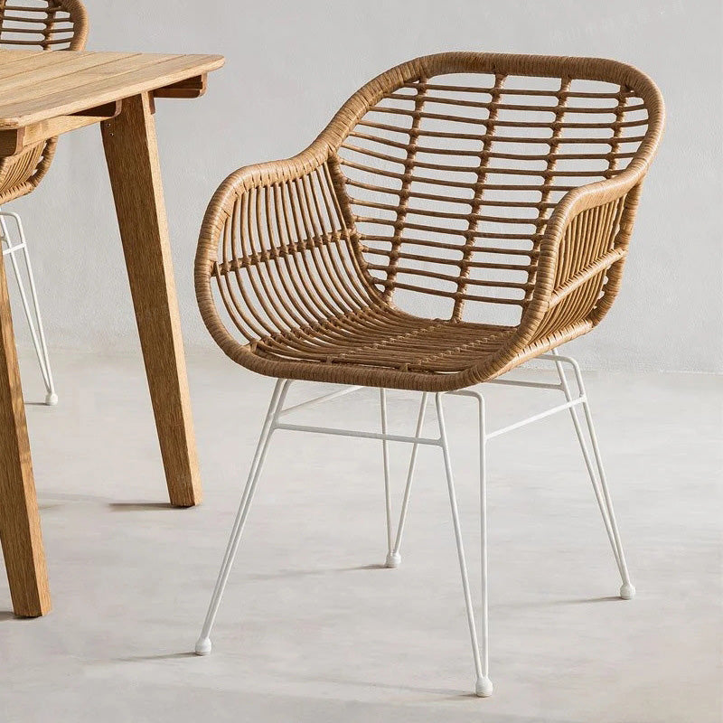Chaise à dossier et accoudoirs en rotin tissé traditionnel avec base en fer pour terrasse extérieure 