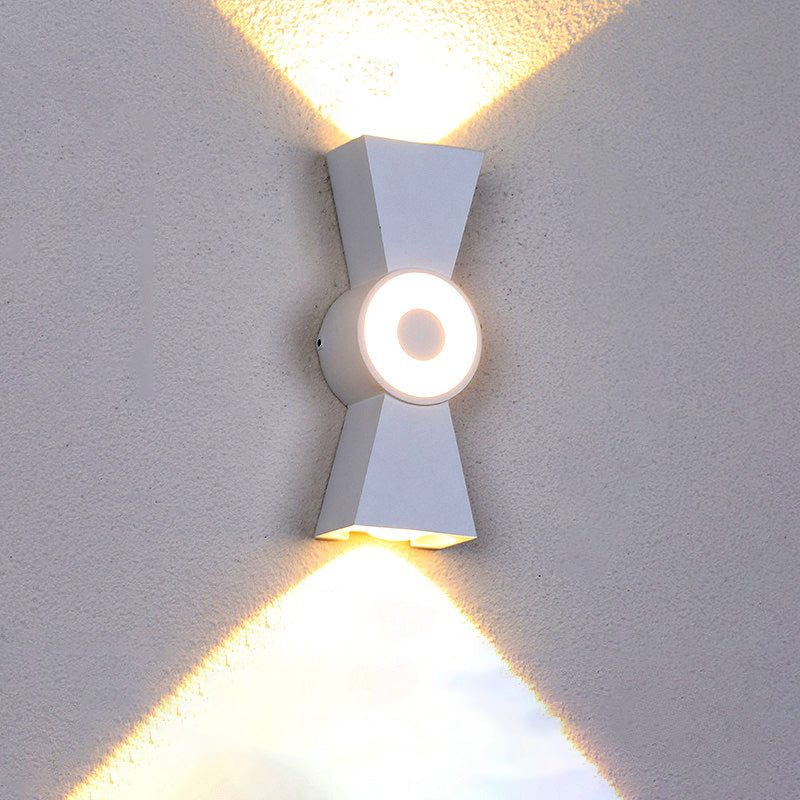 مصباح حائط LED من الألومنيوم على شكل عقدة صينية مقاوم للماء بتصميم بسيط حديث على شكل ساعة رملية للاستخدام في الفناء الخارجي 