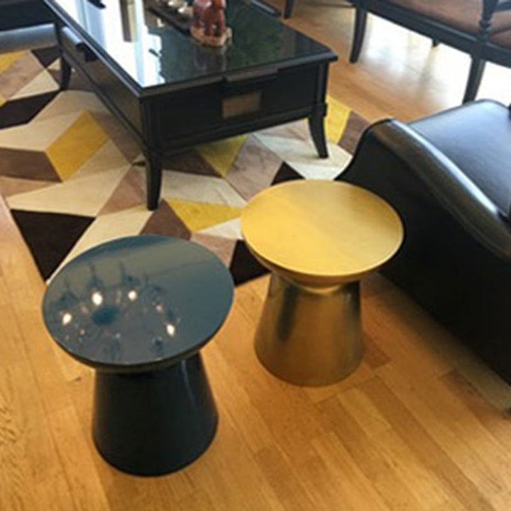 Zeitgenössischer skandinavischer runder Scheibensäulen-Fiberglas-Beistelltisch 1-stöckig für Wohnzimmer 