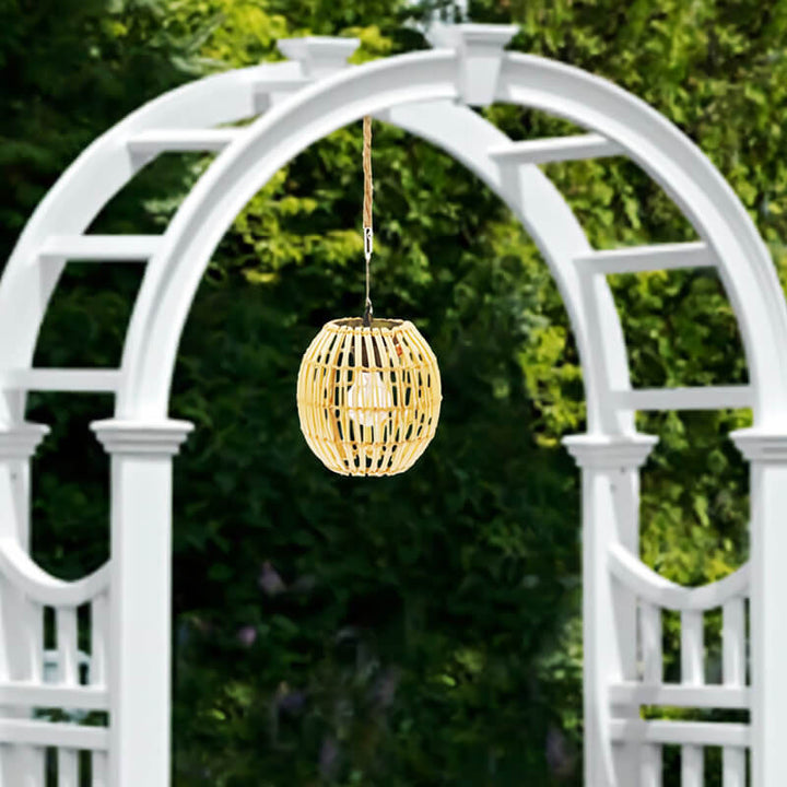 Lámpara colgante impermeable LED solar con jaula de tejido de ratán vintage tradicional para patio exterior 