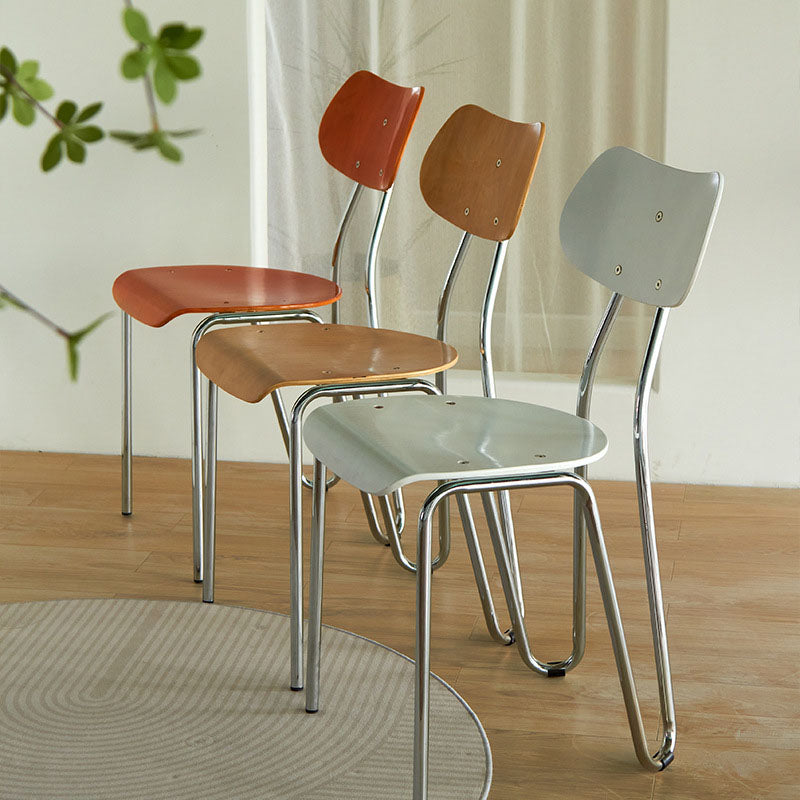 Moderner minimalistischer quadratischer Metall-Holz-Stuhl mit vier Beinen und Rückenlehne für das Wohnzimmer 