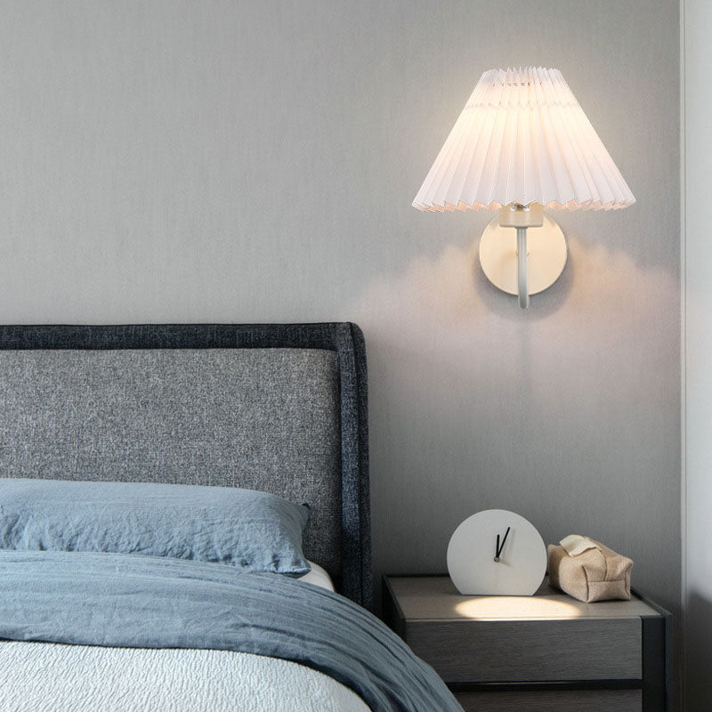 Lámpara de Aplique de Pared de 1 Luz de Tela de Hierro con Base de Disco Plisado Minimalista Moderna para Dormitorio 