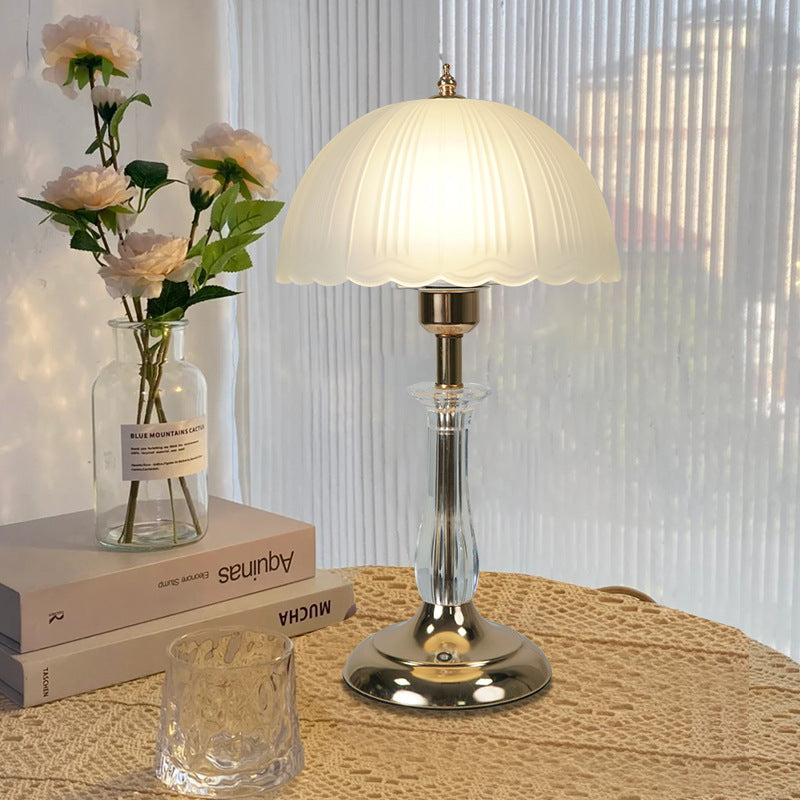 Lámpara de mesa contemporánea nórdica de hierro con cúpula de vidrio y una luz para el lado de la cama 