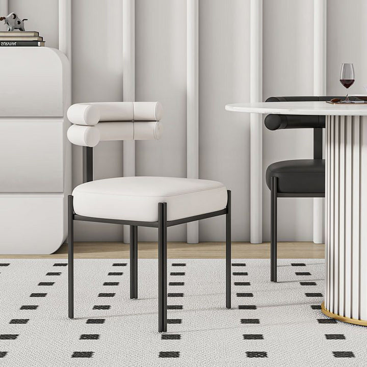 Chaise de salle à manger contemporaine nordique avec dossier incurvé en cuir microfibre et acier au carbone 