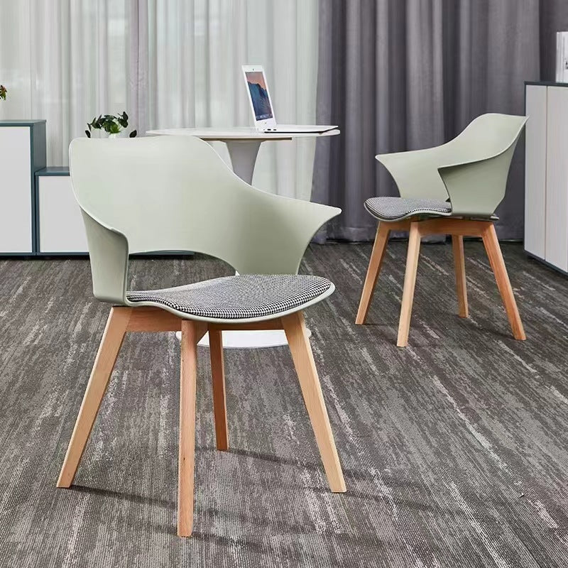 Zeitgenössischer nordischer quadratisch-trapezförmiger Stuhl aus PP-Kunststoff, Edelstahl und Lindenholz mit Rückenlehne für das Wohnzimmer 