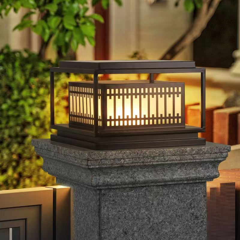 Traditionelle chinesische quadratische 1-flammige Pfostenleuchte aus Edelstahlglas für den Garten 