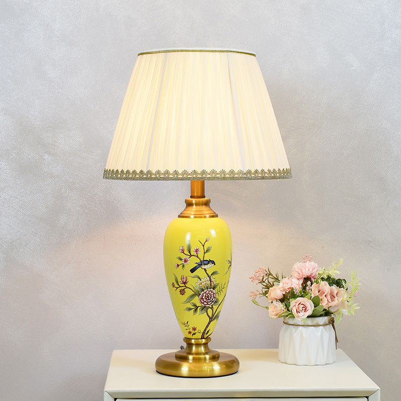 Traditionelle chinesische Vogel- und Blumenzylinder-Hardware-Keramikgewebe-1-Licht-Tischlampe für Schlafzimmer 