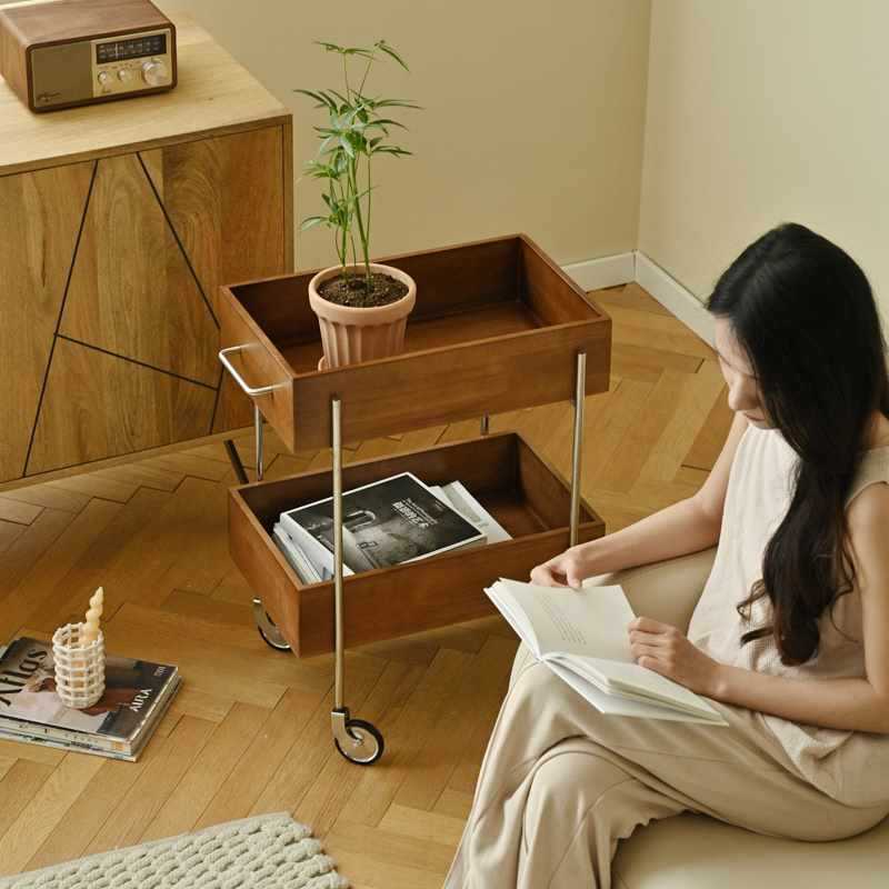 Zeitgenössischer Retro Rechteckiger Holz-Edelstahl-Beistelltisch, 2-stufig, beweglich für das Wohnzimmer 