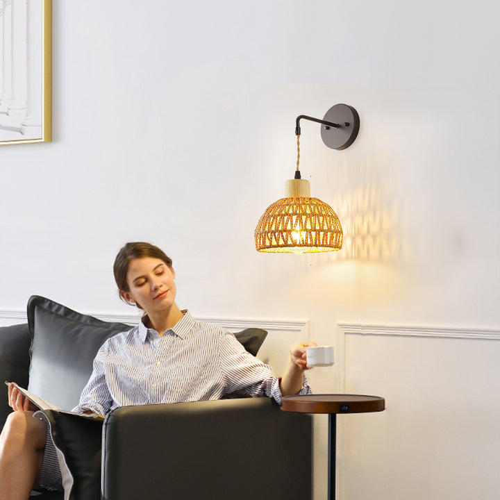 Traditionelle rustikale Halbkreis-Wandleuchte aus Eisen-Rattan mit 1 Licht für Schlafzimmer 