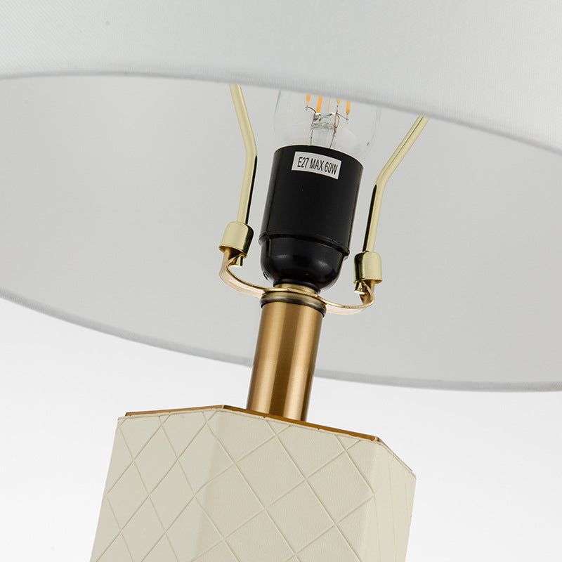 Lámpara de mesa de 1 luz de tela de cuero de mármol redondo de columna hexagonal minimalista moderna para dormitorio 