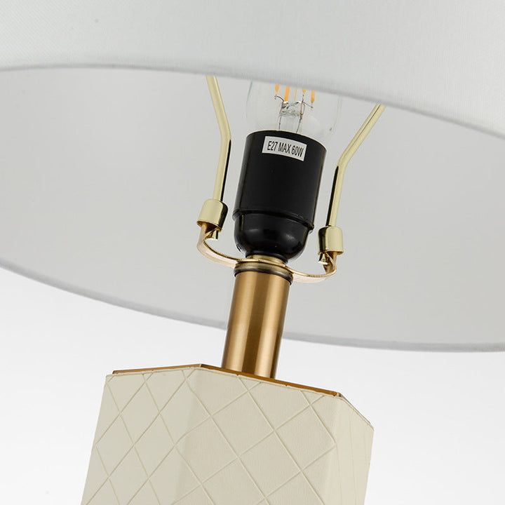 Lámpara de mesa de 1 luz de tela de cuero de mármol redondo de columna hexagonal minimalista moderna para dormitorio 
