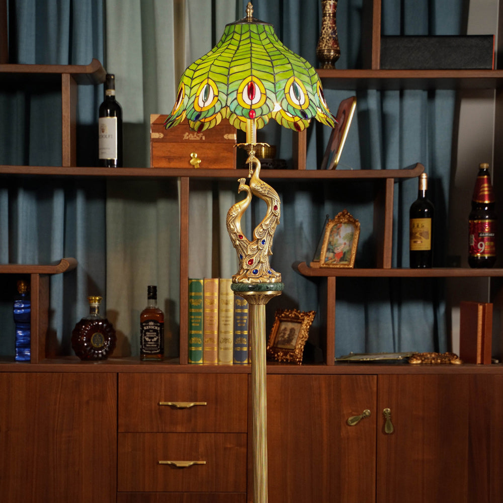 Lampe de sol traditionnelle Tiffany en verre de paon avec 2 lumières en cuivre pour chambre à coucher 