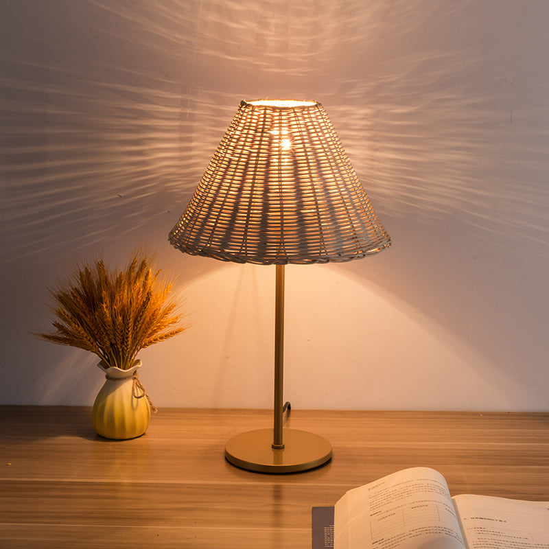 Lampe de table contemporaine Boho ronde à base cylindrique trapézoïdale en rotin et métal à 1 lumière pour chambre 