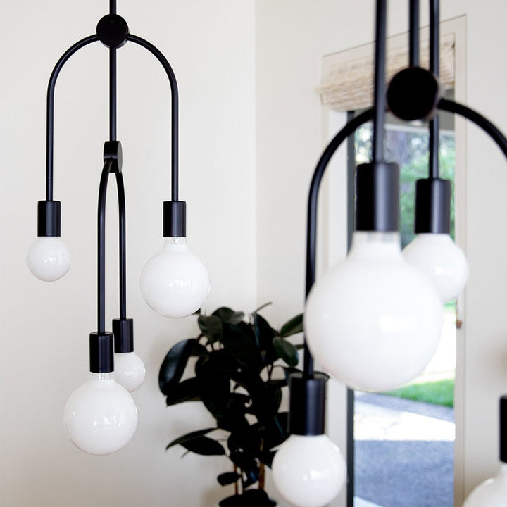 Moderner minimalistischer 4-flammiger Kronleuchter aus Aluminium, Eisen und Glaskugeln für das Wohnzimmer 