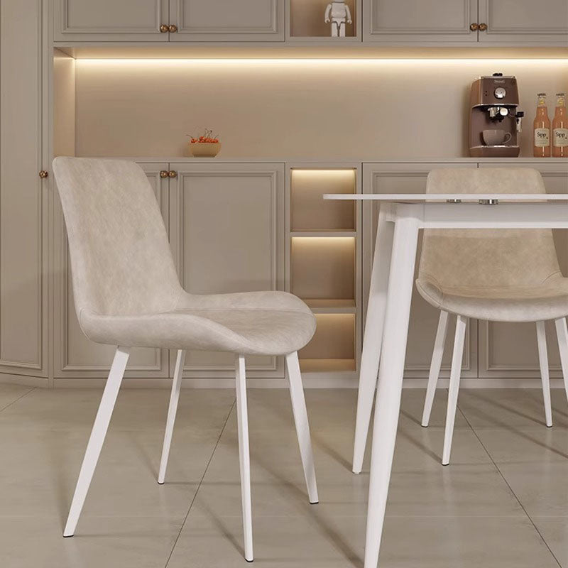 Chaise de salle à manger contemporaine en cuir scandinave en acier au carbone avec dossier carré incurvé en éponge pour salle à manger 