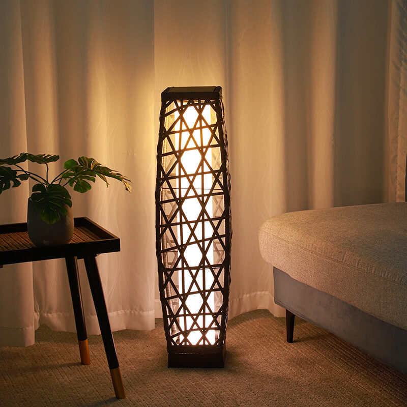 مصباح أرضي LED من الحديد والروطان المنسوج بتصميم عصري بسيط لأربعة أضواء شمسية للاستخدام في الفناء الخارجي 