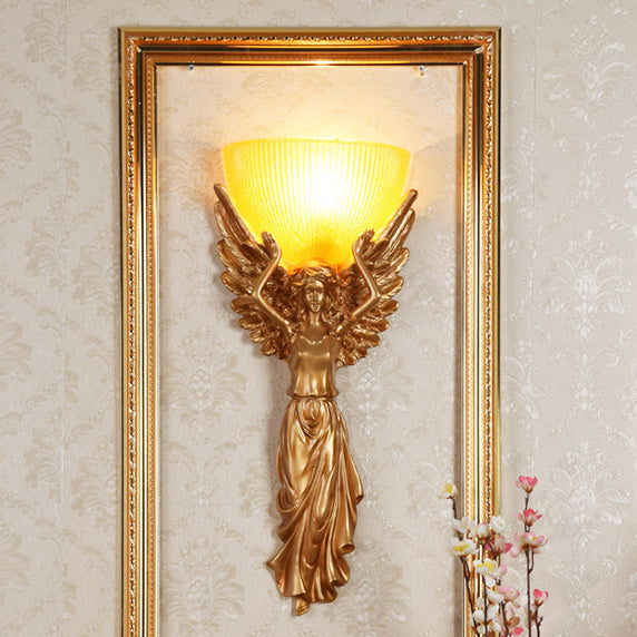 Traditionelle europäische Harzglas-Engelsstatue 1-flammige Wandleuchte für Wohnzimmer 