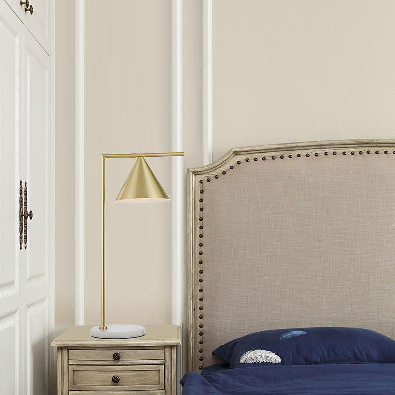 Moderne minimalistische lange Kegel Hardware 1-Licht Tischlampe für Schlafzimmer 