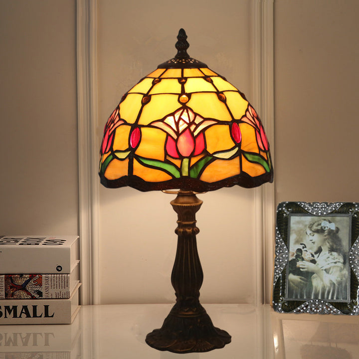 Traditionelle europäische Zinklegierung Glaskuppel Tulip 1-Licht Tischlampe für Schlafzimmer 
