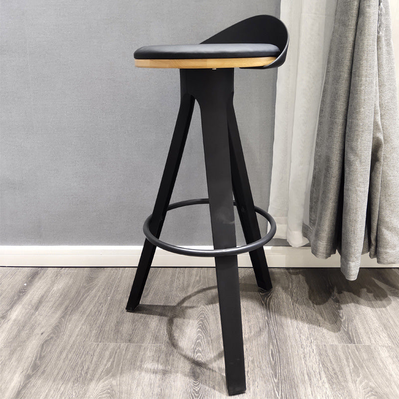 Moderner minimalistischer Barhocker aus PP, Eisen, Buchenholz und PU-Leder mit runder Sitzfläche und drei hohen Beinen für das Esszimmer 