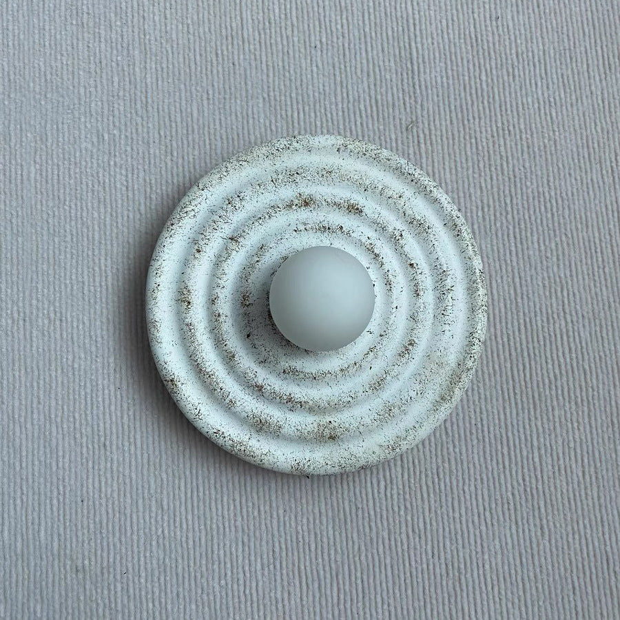 Applique murale contemporaine ronde en résine ondulée en verre fer 1 lumière pour salon 