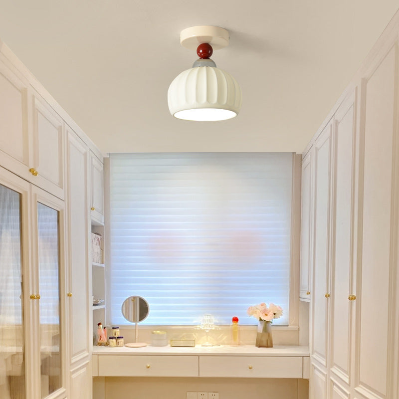 Zeitgenössische skandinavische cremefarbene Keramik-Deckenleuchte mit geometrischem rundem Schirm und 1 Licht, halbbündige Montage für Wohnzimmer 