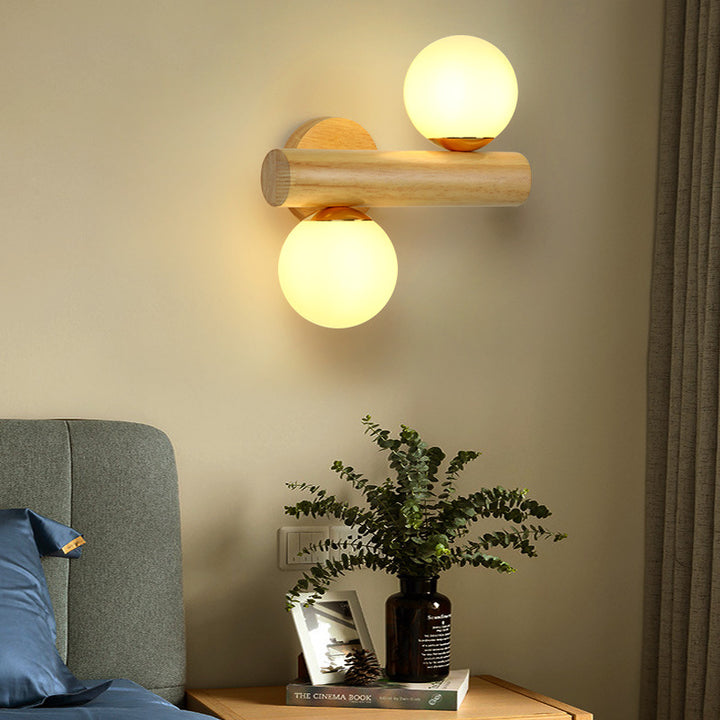 Zeitgenössische skandinavische Zylinderkugel-Wandlampe aus Gummibaumholz mit Glas und 2 Lichtern für das Schlafzimmer 