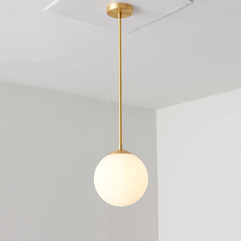 Eisen Nordic Persönlichkeit Goldene Gerade Stange Weißer Kugel Design 1-Licht Pendelleuchte 