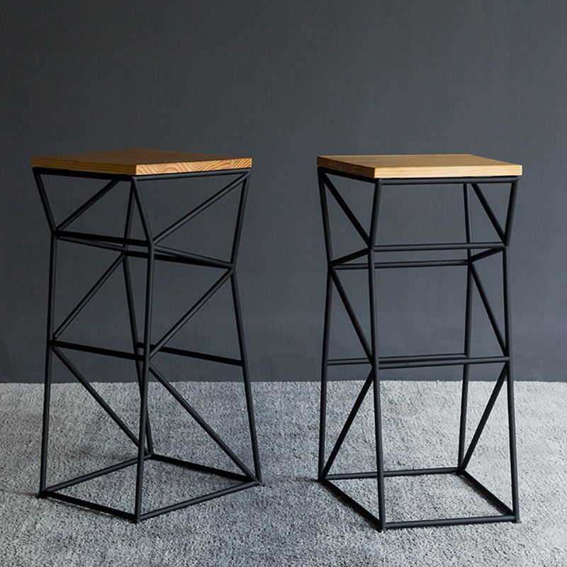Reposapiés cuadrado de taburete de bar con marco geométrico de hierro y madera contemporánea para comedor 