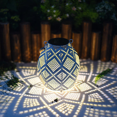 الفوانيس الحديثة آرت ديكو الشمسية بتصميم مجوف مع حبال من القنب وحديد LED للإضاءة الخارجية للفناء الخارجي 