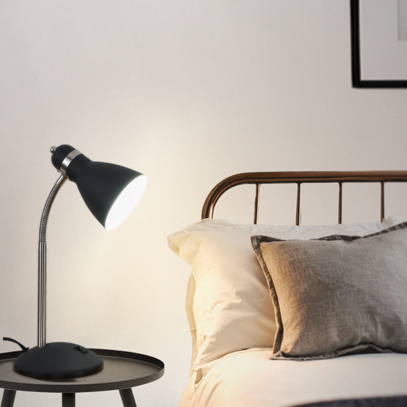 Lámpara de mesa de 1 luz de manguera de hierro con cuerno escandinavo contemporáneo para dormitorio 